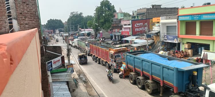 14 चक्का ट्रक खराब होने से लगा भीषण जाम, घंटों ठप रही रफ्तार