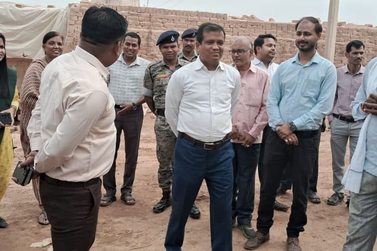 ईंट भट्ठा श्रमिकों के बच्चों के लिए ‘अक्षर लर्निंग सेंटर’ शुरू, DM ने किया उद्घाटन