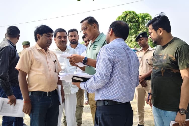 Gopalganj News: डीएम की जांच में तटबंधों की खुली पोल, गैवियन बेडबार धंसा और कटावरोधी कार्य अधूरे मिले