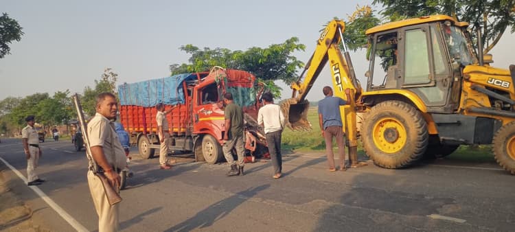 झपकी आने से मिनी ट्रक ने हाईवा में पीछे से मारी टक्कर, बाल-बाल बचा चालक