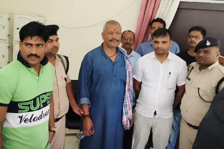 बेगूसराय DTO ऑफिस में निगरानी की छापेमारी, रिश्वत लेते क्लर्क और दलाल गिरफ्तार