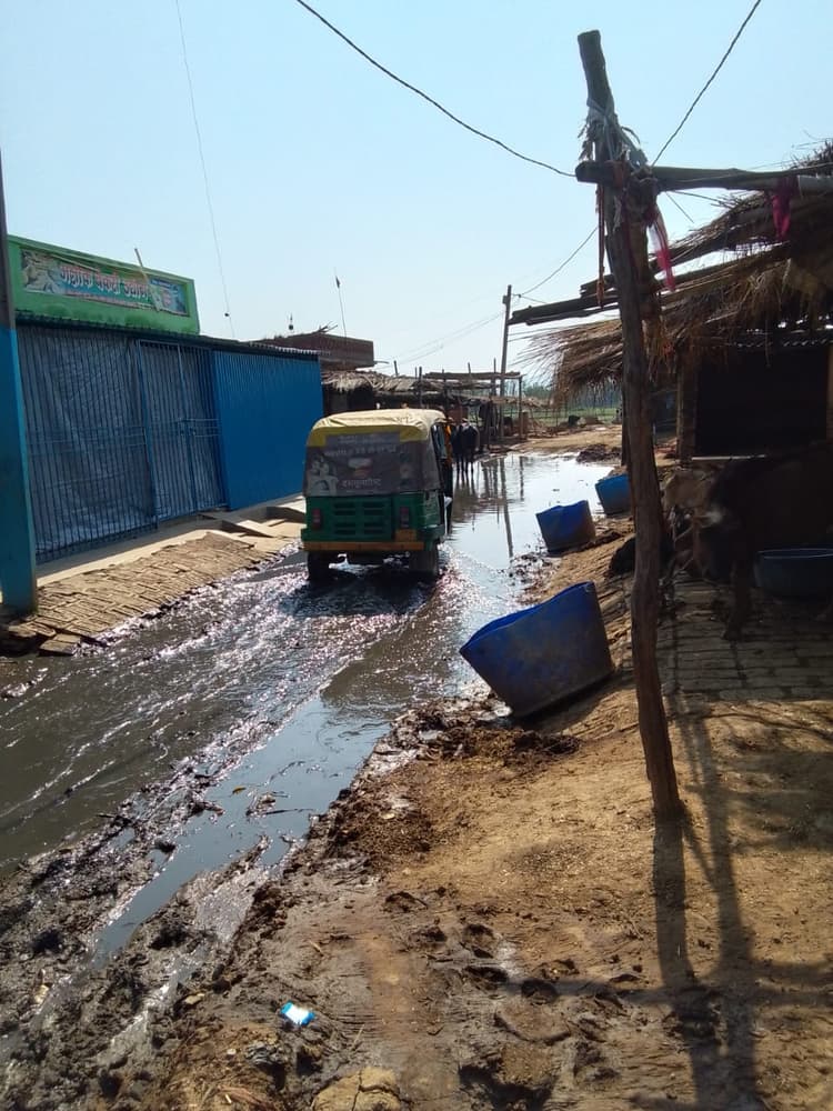 धोबघट-सिमरिया मुख्य सड़क तालाब में तब्दील, अतिक्रमण और जलजमाव से राहगीर परेशान