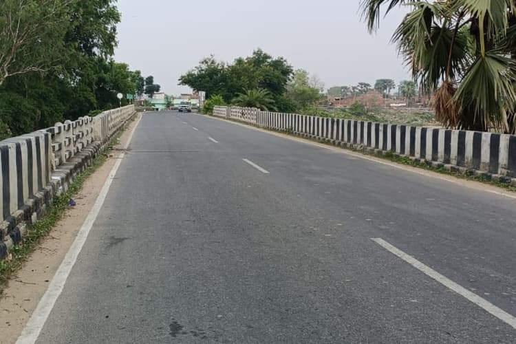 61 साल पुराना जम्हड़िया पुल जर्जर, भारी वाहनों की आवाजाही पर लगी रोक