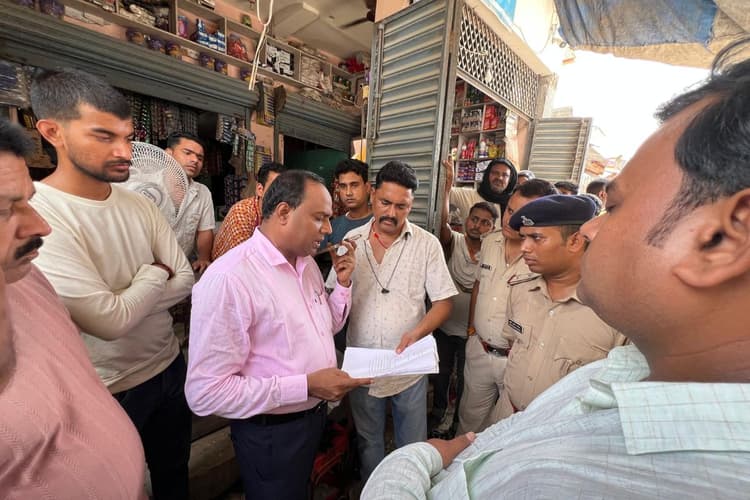 Gopalganj News: मिश्र बत्तरहां बाजार में नाला निर्माण पर बवाल, निजी जमीन में अतिक्रमण का लगा आरोप