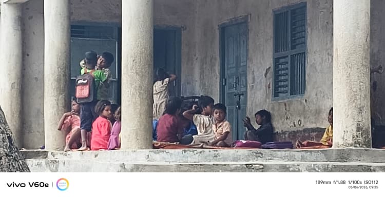 भवन के अभाव में आज भी मंदिर के बरामदे और झोपड़ी में पढ़ते हैं सरकारी विद्यालय के बच्चे
