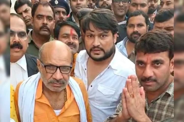 जदयू विधायक पप्पू पांडेय के बाहुबली भाई सतीश पांडेय के घर पर पुलिस ने चिपकाया इश्तिहार