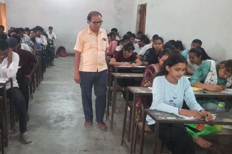 Nalanda News: पीपीयू की स्नातक सेमेस्टर-2 परीक्षा शुरू, कड़ी सुरक्षा के बीच केंद्रों पर दिखी भीड़