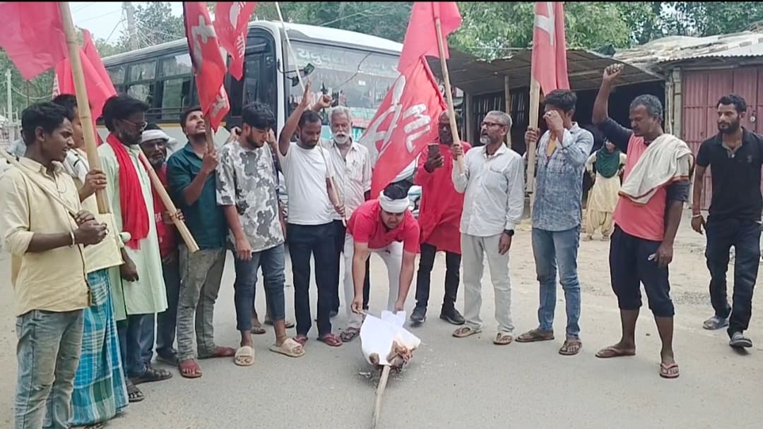 टीआरई-4 अभ्यर्थियों पर लाठीचार्ज के विरोध में माले का प्रदर्शन, फूंका मुख्यमंत्री का पुतला