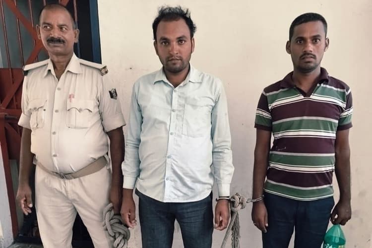 बाराचट्टी में हत्या के प्रयास मामले में 9 साल से फरार चल रहे दो आरोपी गिरफ्तार, पुलिस ने गुप्त सूचना के आधार पर दबोचा