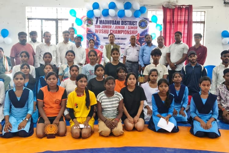 Madhubani News: नमामि गंगे के संदेशवाहक बने वुशु खिलाड़ी, खेल भवन में पूर्व मंत्री समीर महासेठ ने दिलाई स्वच्छता शपथ