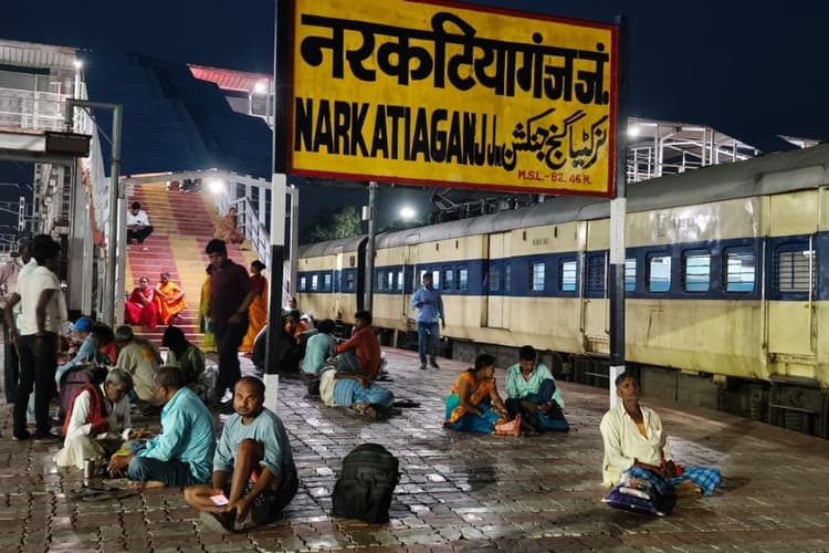 नरकटियागंज-मुजफ्फरपुर मेमू अचानक कैंसिल, स्टेशन पर मची अफरा-तफरी