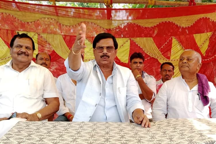 Sheohar News: पीड़ित परिवार से मिले पूर्व सांसद आनंद मोहन, कहा- महिला की ट्रैक्टर से हत्या समाज के लिए शर्मनाक