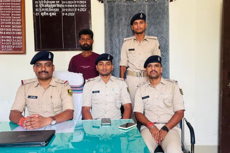 Motihari News: आधा दर्जन मामलों में वांछित कुख्यात उदय पटेल गिरफ्तार, 2024 से दे रहा था चकमा