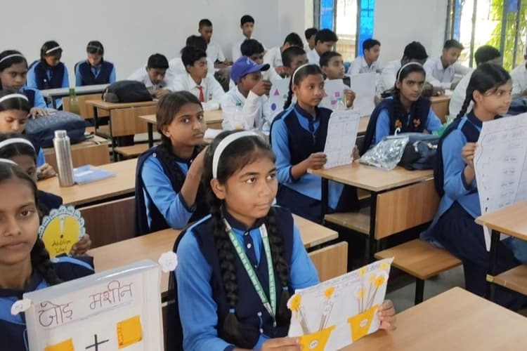 Hajipur News: बच्चों ने बेकार सामान से बनाई शिक्षण सामग्री, ‘कवाड़ से जुगाड़’ मॉडल की हुई सराहना