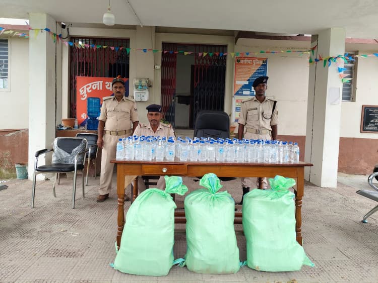 भारत-नेपाल बॉर्डर के पास घूरना पुलिस की बड़ी कार्रवाई, 135 लीटर नेपाली शराब बरामद, तस्कर फरार