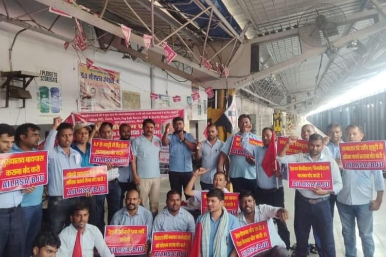 बरौनी जंक्शन पर लोको पायलटों का प्रदर्शन, इंजन में मूलभूत सुविधाओं की मांग तेज