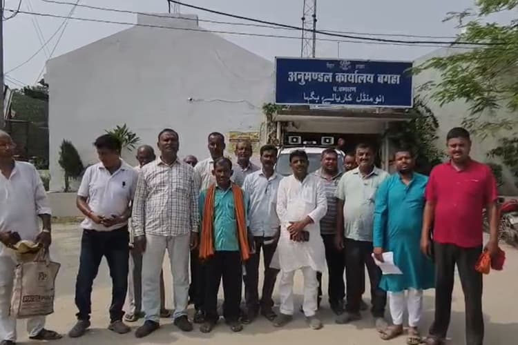 Bagaha News: गन्ना किसानों को नहीं मिल रहा जरूरत के हिसाब से यूरिया, एसडीएम से लगाई गुहार