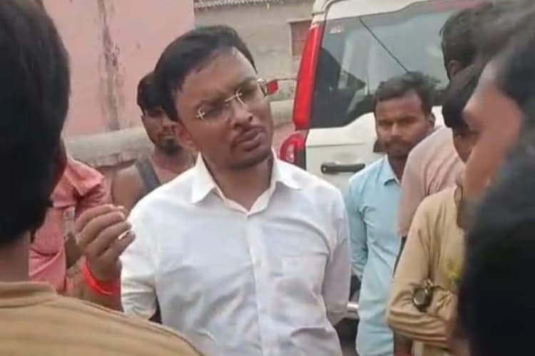 Madhubani News: बच्चों की पिटाई के बाद बवाल की जांच करने पहुंचे डीपीओ, हेडमास्टर से मांगा जाएगा स्पष्टीकरण