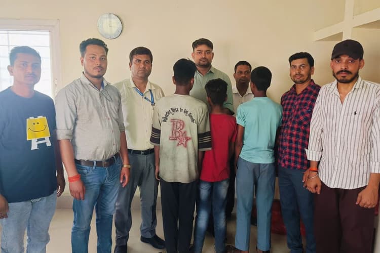 Narkatiaganj News: शिवगंज चौक पर श्रम विभाग की बड़ी कार्रवाई, 3 बाल श्रमिक मुक्त, नियोजकों पर होगी FIR