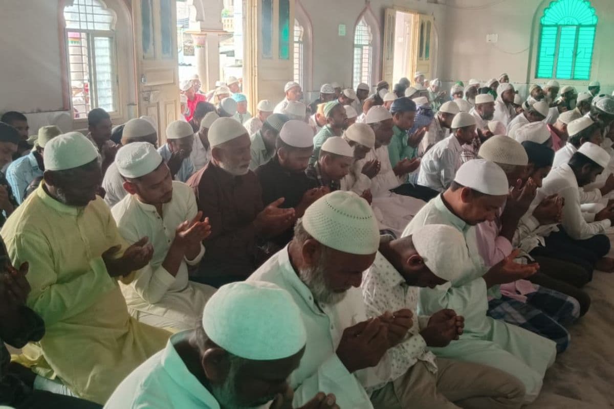 उल्लास और भाईचारे के साथ मना ईद-उल-अजहा, अमन-चैन की मांगी दुआ