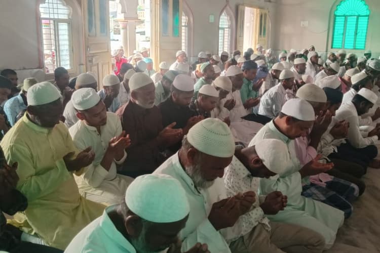 उल्लास और भाईचारे के साथ मना ईद-उल-अजहा, अमन-चैन की मांगी दुआ