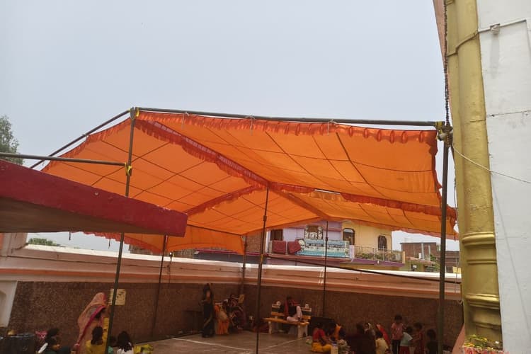 Siwan News: सोहगरा धाम में भीषण गर्मी से राहत के लिए विशेष इंतजाम, श्रद्धालुओं के लिए टेंट-कूलर की व्यवस्था