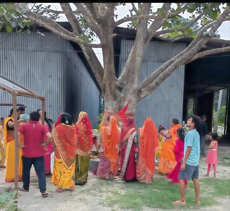 पति की लंबी आयु के लिए महिलाओं ने की वट वृक्ष की पूजा