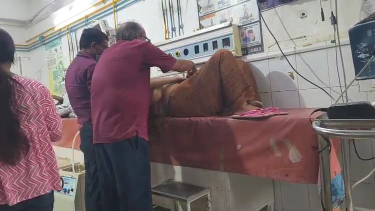 महिसौड़ी चौक पर दो टेंपू की भिड़ंत में वृद्ध महिला घायल, चालक फरार