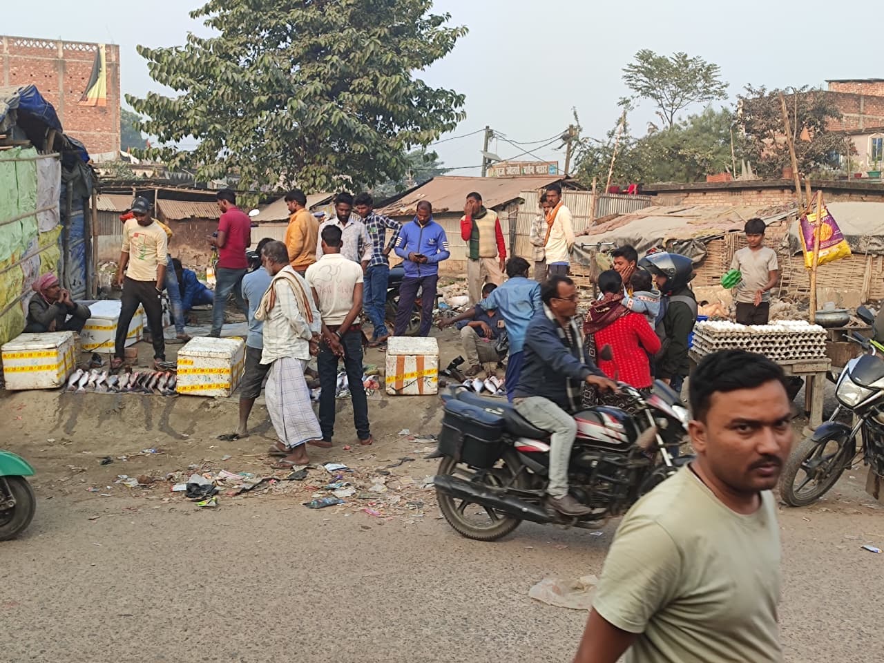 सड़क किनारे सज रही मांस-मछली की दुकानें, दुर्गंध और गंदगी से लोग त्रस्त