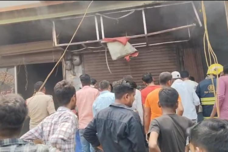 Patna News: संपतचक के शाहपुर मार्केट में भीषण आग, दो दुकानें और दो बाइक जलकर राख
