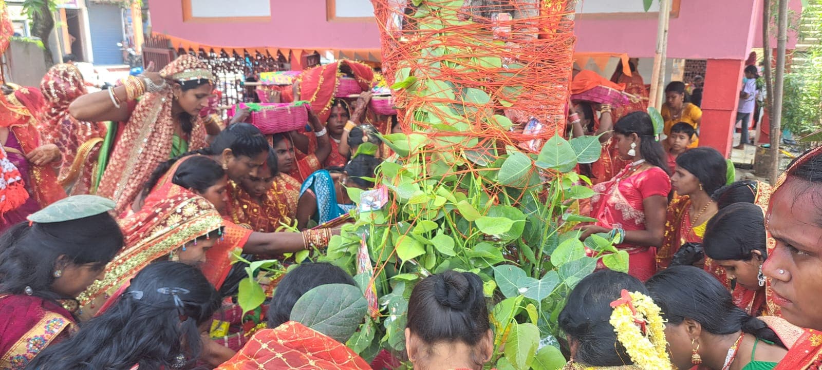 वटवृक्ष की पूजा करने उमड़ी दुल्हन की तरह सजी सुहागिनों की भीड़