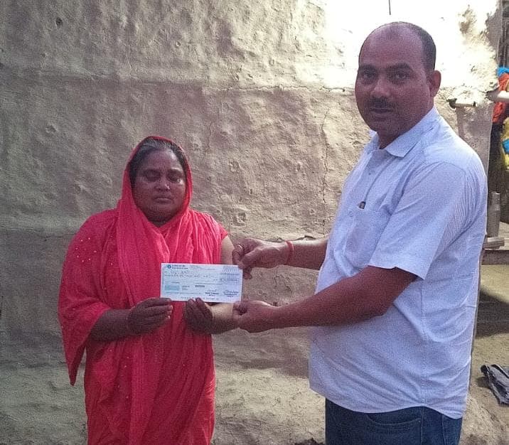 सीमा सड़क संगठन में कार्य के दौरान मजदूर की मौत, जिला प्रशासन ने सौंपा 10 लाख का चेक