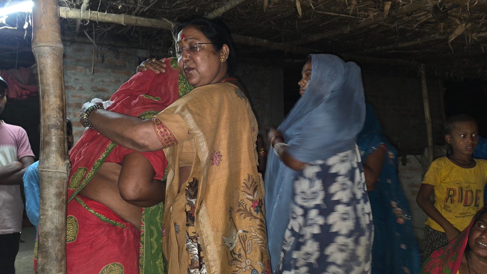 इंदौर पटाखा फैक्ट्री हादसे के पीड़ितों से मिलीं विधायक देवंती यादव, परिजनों को बंधाया ढाँढस