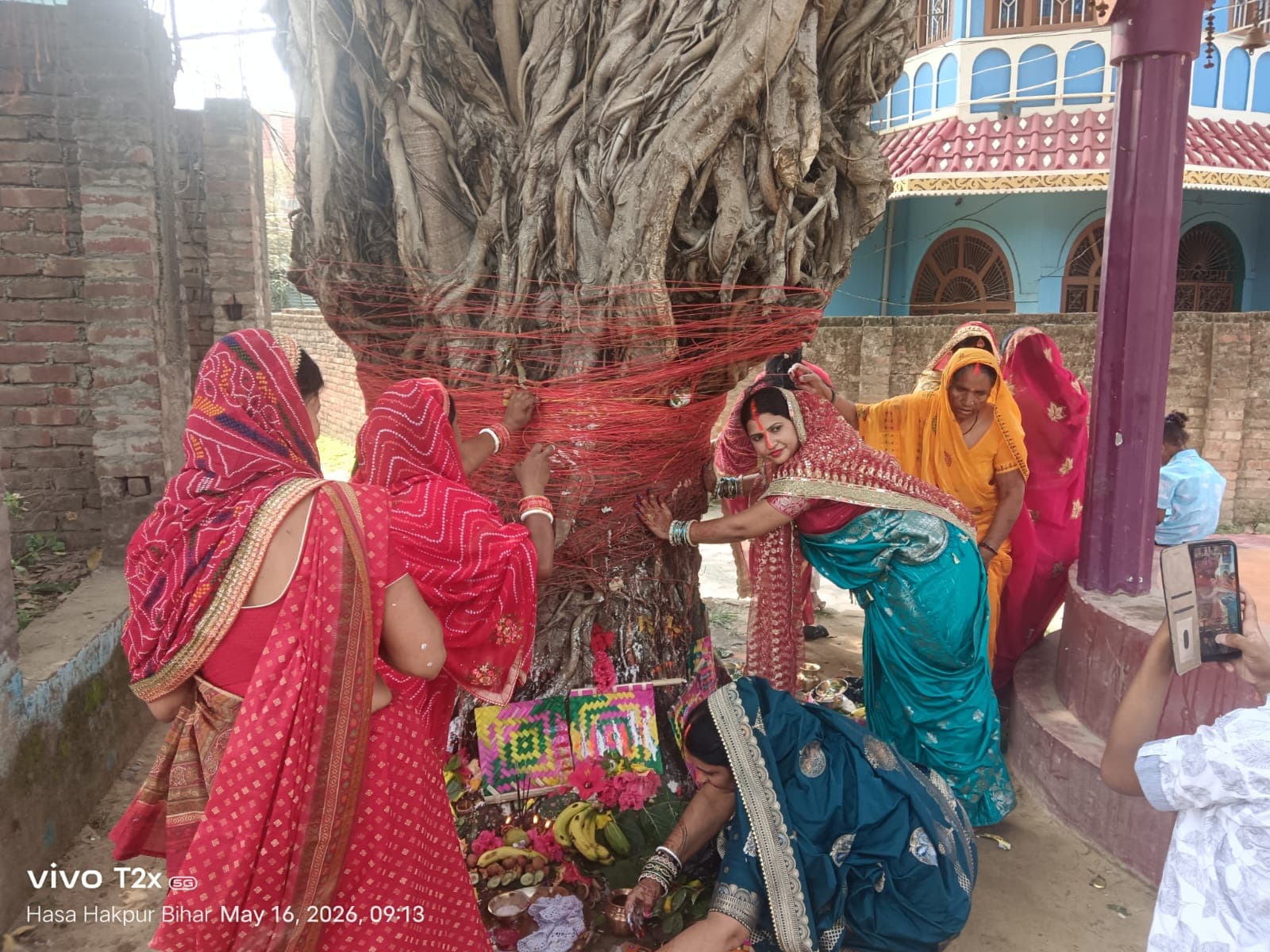 सुहागिन महिलाओं ने की वट सावित्री पूजा, सोलह श्रृंगार कर मांगा अखंड सौभाग्य का वरदान