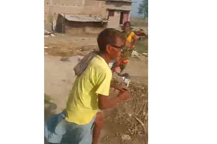 सारण के पिरारी गांव में शराबखोरी का वीडियो वायरल, कैमरा देख बोतल छोड़ भागा चौकीदार