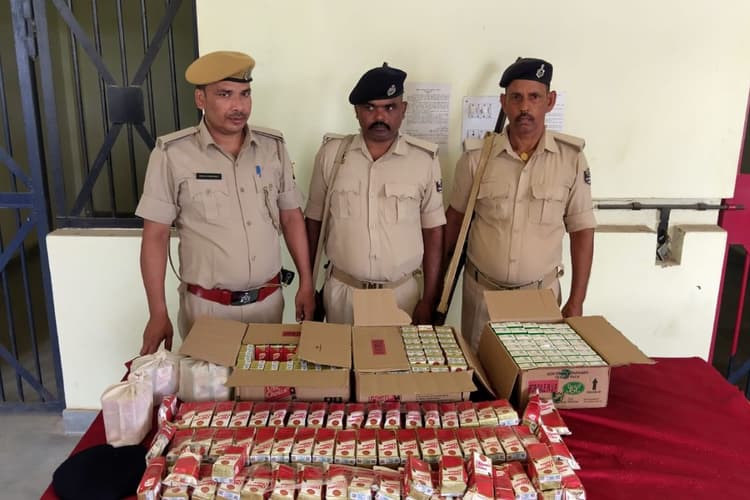 Buxar News: पुलिस ने नाबालिग शराब तस्कर को पकड़ा, 207 पीस शराब बरामद