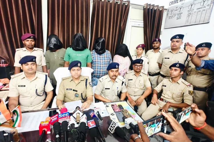 डुमरांव में ट्रेन चेन पुलिंग कर भाग रहे शराब तस्कर गिरोह का भंडाफोड़, महिला समेत 4 गिरफ्तार
