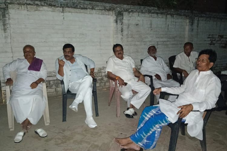 Sheohar News: बकरीद पर मुस्लिम भाइयों के घर पहुंचे पूर्व सांसद आनंद मोहन, महुआवा और कस्तूरिया में दी मुबारकबाद