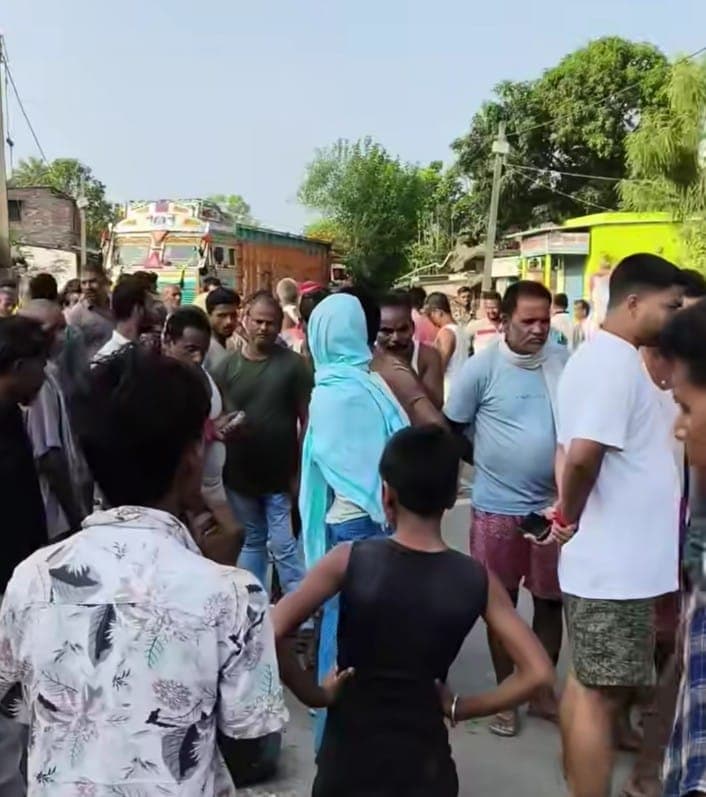 स्कूल बस का इंतजार कर रहे मासूम को ट्रक ने कुचला, मौके पर ही मौत