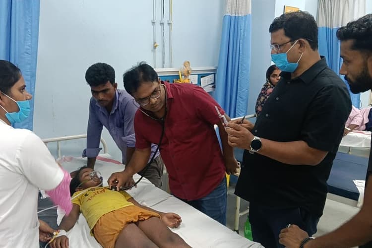 Gopalganj News: रसल वाइपर के डंसने से 8 वर्षीय बच्ची अचेत, डॉक्टरों ने 20 डोज एंटी वेनम देकर बचाई जान
