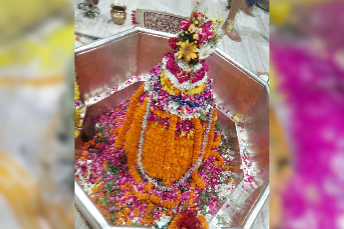 Aaj Ka Darshan: गरीबनाथ मंदिर में बाबा का भव्य शृंगार, मंगला आरती में उमड़ी भक्तों की भीड़