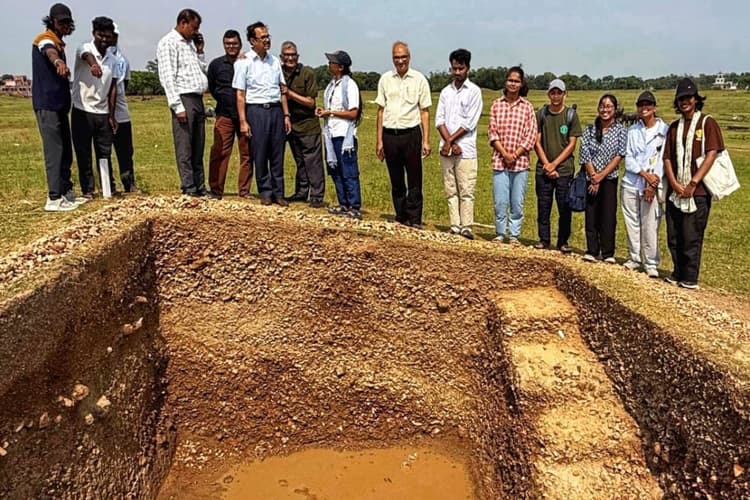 Madhubani News: ऐतिहासिक स्थल बलिराजगढ़ पहुंचे एएसआई भोपाल के विशेषज्ञ, छात्रों को दिए प्रलेखन और फोटोग्राफी के टिप्स