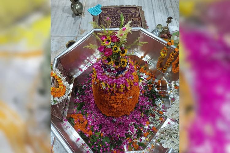 Aaj ka Darshan: आज गरीबनाथ धाम में विशेष मंगला आरती संपन्न, जानें दोपहर और रात की पूजा का समय