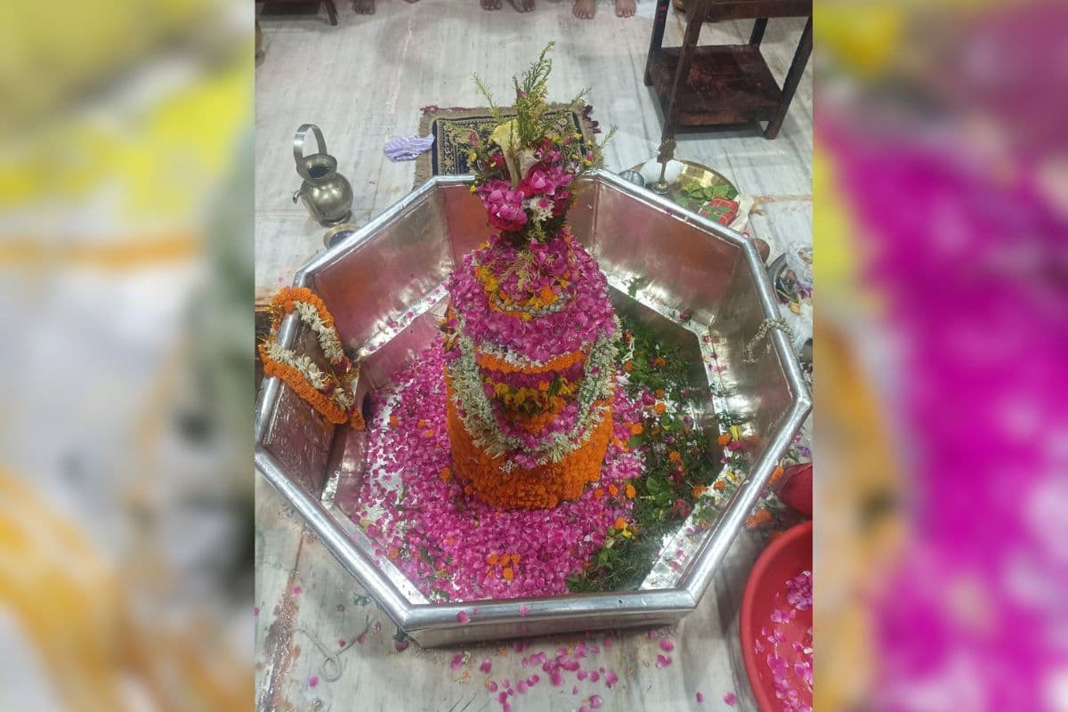 Aaj ka Darshan: गुलाब और गेंदा से सजे बाबा गरीबनाथ, पूजन-दर्शन के लिए लगा भक्तों का तांता