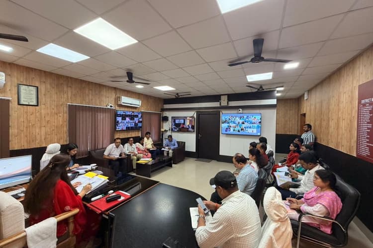 Aurangabad News: पंचायतों में लगेंगे सहयोग शिविर, DM ने लंबित मामलों के त्वरित निपटारे के दिए सख्त निर्देश