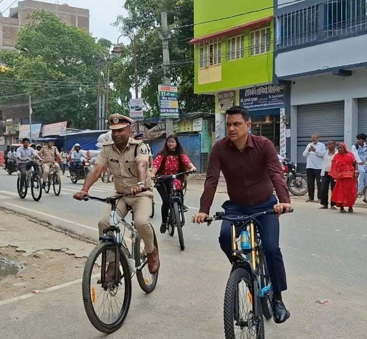 पीएम मोदी की अपील का असर, डीएम और एसपी साइकिल से पहुंचे कार्यालय