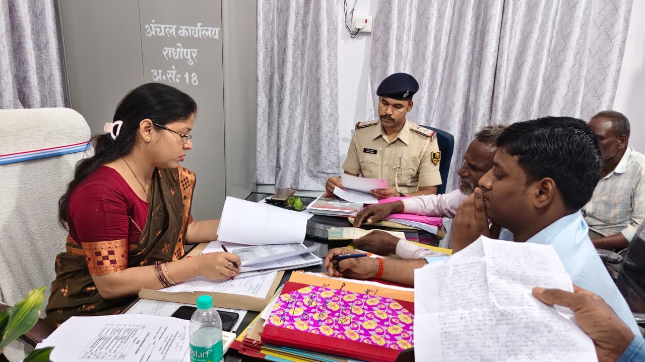 राघोपुर अंचल कार्यालय में जनता दरबार का आयोजन, जमीनी विवादों की हुई सुनवाई