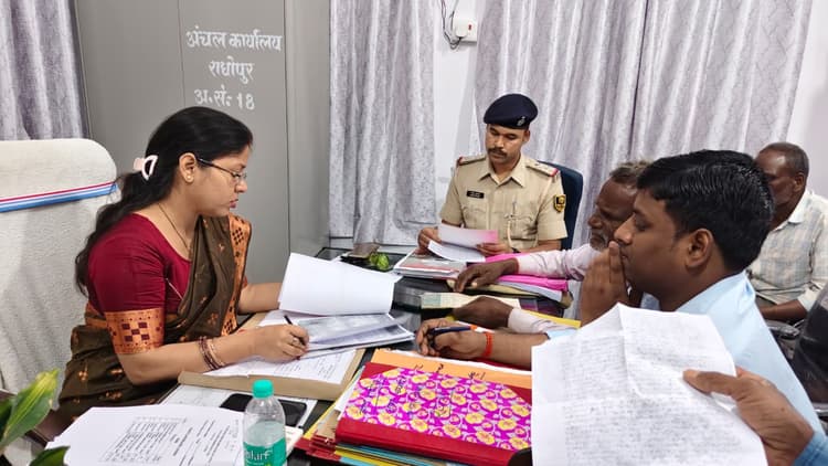 राघोपुर अंचल कार्यालय में जनता दरबार का आयोजन, जमीनी विवादों की हुई सुनवाई