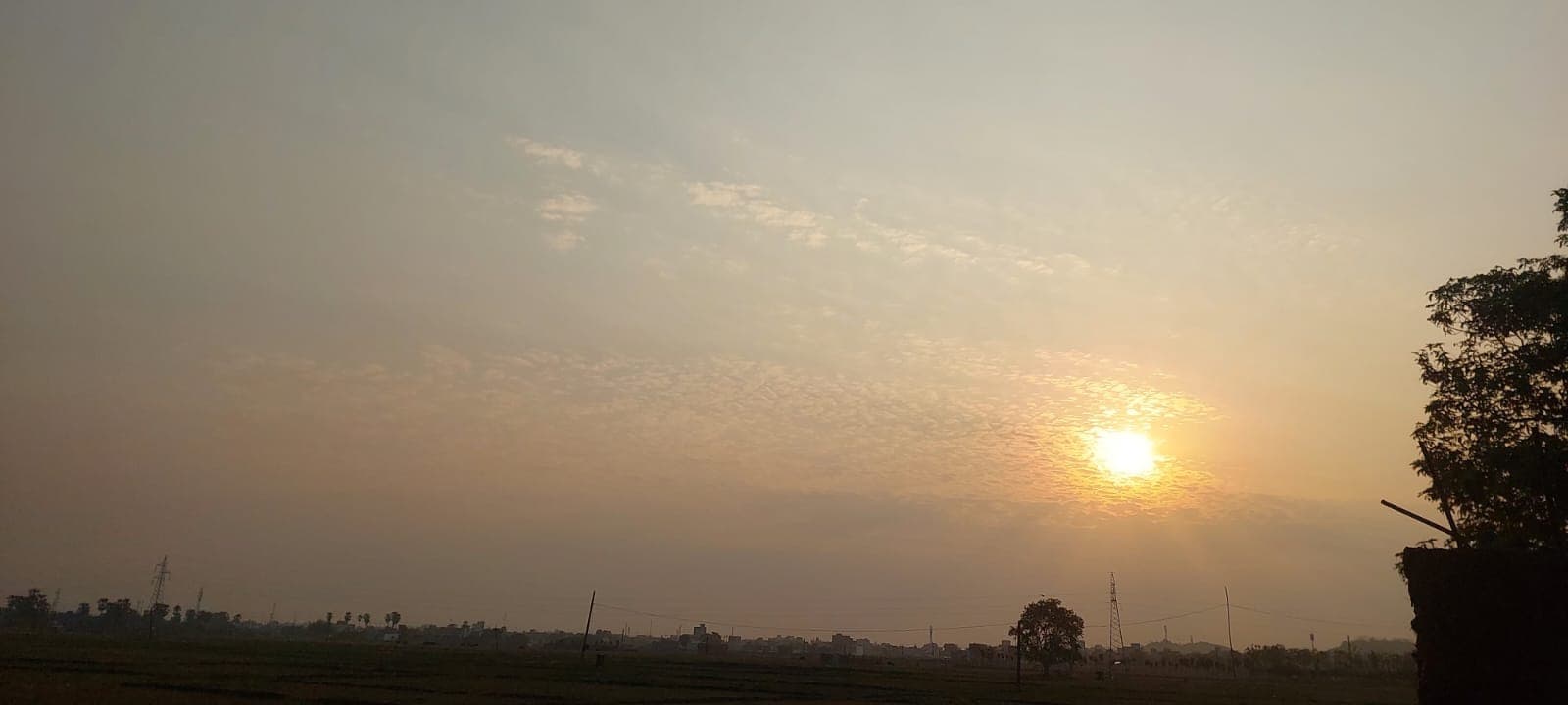 उमस भरी गर्मी के बीच शाम को राहत के आसार, हल्की बारिश की संभावना