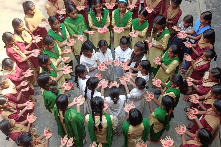 Sheohar KGBV Awareness Program: वाटर फॉर पीपल इंडिया के सहयोग से किशोरियों को सिखाए गए सुरक्षित स्वच्छता के गुर